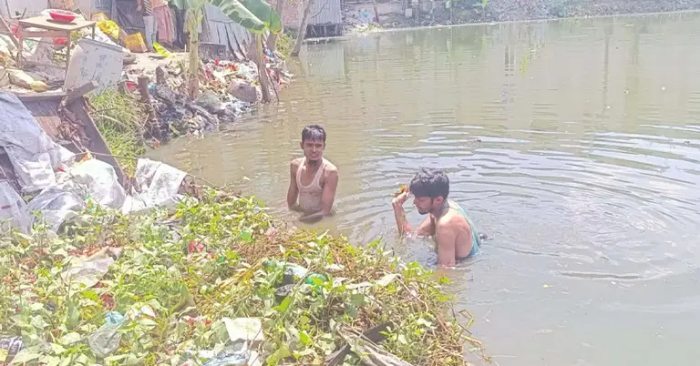 ময়লা পুকুর পরিষ্কার করানো হয়েছে আটক দুই মাদকসেবীকে দিয়ে